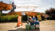 Checker Julian hat seine Checkerbude bei den sommerlichen Temperaturen im Freibad aufgebaut.