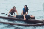 Cody (David Chokachi) hat zusammen mit Kali MacKenzie (Rebecca Manley), der Schwester von Codys Freundin Lani, einen Verunglückten gerettet.