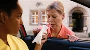 Caro bietet der weinenden Alexandra ein Taschentuch an