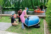 Die jungen Schauspieler des Theaterensembles in Parchim möbeln in ihrer Freizeit ein altes Segelboot auf für Eldetouren.