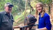 Nina ist zu Besuch bei Ranger Tony Joubert und seinem Hippo Jessica. Er hat das Tier mit der Flasche aufgezogen.