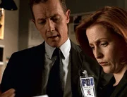 Dogett (Robert Patrick, l.) teilt Scully (Gillian Anderson, r.) seine Bedenken mit ...