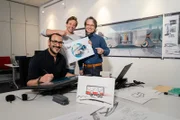Gemeinsam mit den Busdesignern Günni und Stefan darf Tobi (Mitte) seinen eigenen Bus entwerfen.