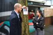 Esma (Özge Delioglan, r.) sabotiert Tobias' (Patrick Müller) Suche nach der wahren Hundebesitzerin. Hinten Alessia (Alessia Herren)