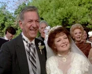 Endlich! Quincy (Jack Klugman) und Emily (Anita Gillette) haben sich das Ja-Wort gegeben.