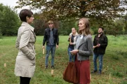 Theresa (Katharina Nesytowa, l.) fährt Natalie (Rike Kloster, 2.v.r. mit Komparsen), hinterher. Sie kann nicht glauben, dass die junge Frau das Implantat plötzlich ablehnt. Hat ihr Freund Tim (Til Schindler, 2.v.l.) etwas damit zu tun?