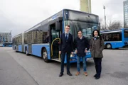 Bei der Münchner Verkehrsgesellschaft MVG bekommt Tobi (Mitte) Fahrstunden von Busfahrerin Biljana.