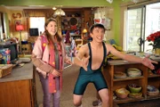 Brad (Brock Ciarlelli, r.) präsentiert Frankie und Mike stolz sein neues Wrestling-Outfit. Währenddessen hat Sue (Eden Sher, l.) eine Idee, wie sie dem Neujahrsvorsatz gerecht werden kann.