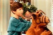 Interessiert verfolgen Alf (r.) und Brian (Benji Gregory, l.) von der Küche aus die lautstarke Auseinandersetzung der beiden Rivalen Danny und Randy.