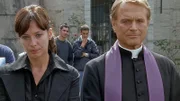 Statt die Trauung von Sofia (Aisha Cerami, l.) zu vollziehen, muss Don Matteo (Terence Hill) ihre geliebte Tante beerdigen.