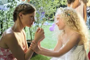 Julia (Vijessna Ferkic, li.) spielt auf der Geburtstagsfeier mit Sarah (Emilie Cappallo) und den anderen Mädchen.