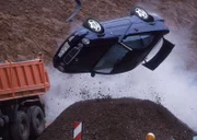 Jan unterläuft ein verhängnisvolles Missgeschick: In einer Autobahnbaustelle fährt er zu schnell und telefoniert - dadurch kommt es zu einem verheerenden Unfal.