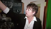 Die 55-jährige Tauschmutter Petra schaut sich erst einmal in der WG um