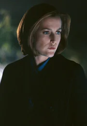 Dana Scully (Gillian Anderson)