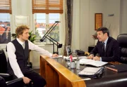 ARD ROTE ROSEN FOLGE 1475, am Mittwoch (17.04.13) um 14:10 Uhr im ERSTEN. Mick (Tobias Rosen, l.) begräbt seien Streit mit Gunter (Hermann Toelcke, r.) und verabschiedet sich für zehn Wochen nach Bali.