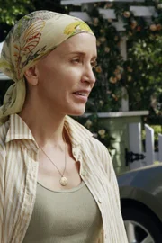 Da Katherine auch das Baumhaus der Scavos entfernen lassen möchte, entschließt sich Lynette (Felicity Huffman), gegen Katherine anzutreten ...