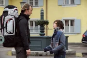 Felix ist gekommen, um sich von Gregor zu verabschieden. Von links: Gregor Brunner (Holger M. Wilhelm) und Felix Kramer (Shayan Hartmann).