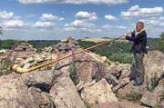 Prof. Andreas Roloff bringt seinen Studenten die Baumarten bei, indem er sie besingt oder bespielt - das Alphorn ist aus Fichte, Roloff erlernte es und spielt es für den Film extra in „Nordamerika“, dem jüngsten Waldteil des Forstbotanischen Gartens