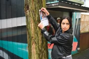 Esma (Özge Delioglan) sabotiert Tobias' Suche nach der wahren Hundebesitzerin. Hinten Alessia (Alessia Herren)