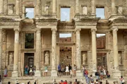 Einige Kilometer von Izmir entfernt, im Südwesten der Türkei, zählte Ephesos zu den schönsten und reichsten Städten der Antike. Ihr Artemis-Tempel gehört zu den sieben Weltwundern.