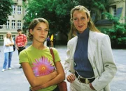 Bianca (Gabi Gottschalk) ist vergewaltigt worden. Nachdem sie zuerst einen Schlagersänger beschuldigt hat, behauptet sie nun gegenüber Staatsanwältin Glaser (Britta Schmeling), daß sie in Wirklichkeit von Skin-Heads überfallen wurde.