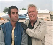 Die Ex-Elitek&auml;mpfer sollen die Passagiere eines entf&uuml;hrten Flugzeugs befreien. Unterst&uuml;tzung bekommt das Team diesmal von Frank Santana (Eddie Velez, li.), einem Special-Effects-Experten, den Hannibal (George Peppard, re.) bei Dreharbeiten kennen gelernt hat...