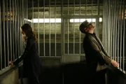 Bei ihrem neusten Fall werden Beckett (Stana Katic, l.) und Castle (Nathan Fillion, r.) zusammen in einer Zelle eingeschlossen ...