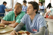 J.D. (Zach Braff, r.) fühlt sich als absoluter King, seit er zum Facharzt aufgestiegen ist. Doch der Wind wird ihm bald aus den Segeln genommen als der Hausmeister ihm und Turk (Donald Faison, l.) sagt, dass seine Späße überhaupt nicht komisch sind ...