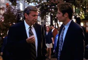 Der Raucher (William B. Davis, l.) bietet Mulder (David Duchovny, r.) einen Deal an, auf den dieser jedoch nicht eingeht.