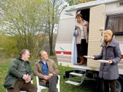 Das Proficamper-Ehepaar Erika (Manon Straché, 2.v.re.) und Richard Gembel (Paul Faßnacht, li.) zerstört die "himmlische Ruhe". Während Ingrids (Jutta Kammann) Stimmung immer weiter sinkt, fühlt sich Professor Simoni (Dieter Bellmann) in der Rolle als "Pascha" sichtlich wohl.