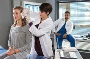 Dr. Theresa Koshka (Katharina Nesytowa, M.) gibt "grünes Licht": Natalie (Rike Kloster, l.) kann ein Cochlear-Implantat eingesetzt bekommen. Damit kann die junge Frau endlich wieder hören (mit Mike Adler, r.).