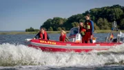 Notfall auf dem Wasser! Nora (Tanja Wedhorn, 2. v. re.) und Max (Bernhard Piesk, li.)