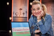 Von links: Han's Klaffl, Bürger from the hell, Roland Penzinger vom Duo BlöZinger, Die Nowak, Robert Blöchl vom Duo BlöZinger, Laura Brümmer, Moderatorin Constanze Lindner und Björn Puscha (vorne).; Noch gar nicht so lange her ist die aktive Schulzeit von Laura Brümmer. Mittlerweile geht die 28-jährige Comedienne aber vorzugsweise auf die Bühne. Als ausgebildete Musicaldarstellerin verzaubert sie das Publikum mit ihrem Gesang und unglaublich lustig dargebotenen Alltagsgeschehnissen.; Die Gäste der heutigen Sendung, von links: das Duo BlöZinger, Han's Klaffl, Laura Brümmer und Die Nowak.; Constanze Lindner lädt zu einem außergewöhnlichen und abwechslungsreichen Kleinkunstabend ein.