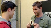 Nach Jahren wird Hank Fraizer (Justin Bruening, r.) aus dem Knast entlassen. Sein Bruder Riley (Robbie Amell) holt ihn ab, denn die Männer verbindet ein gemeinsamer Traum: Sie wollen professionelle Basketballspieler für die Universitätsmannschaft der Kansas University werden.