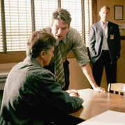 Woody (Jerry O'Connell, M.) und Macy (Miguel Ferrer, r.) verhören den unter Mordverdacht stehenden Daniel Harrison (Michael Bryam French).