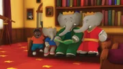 Munroe, Badou, Babar und Celeste schauen sich ein Fotoalbum an.
