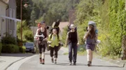 Die vier Frauen vom Ensemble Unterwegs beim Start ihrer Wanderung in Schlamau. (v.l.n.r.) Barbara Schachtner – Gesang, Anna Beitzl-Reitmeier – Cello, Annette Walther – Geige, Frieda Imhorst – Bratsche