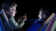 Fritz Fuchs (Guido Hammesfahr) will Yasemin (Sanam Afrashteh) am Abend seine neu entdeckte Himmelserscheinung zeigen.
