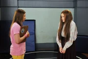 Als Frankie ihrer Familie vorschlägt, sich gegenseitig Neujahrsvorsätze vorzugeben, sind diese wenig begeistert. Nur Sue (Eden Sher, l.) ist völlig aus dem Häuschen und will ein Wrestling-Cheerleading-Team gründen. Doch Ruth (Grace Bannon, r.) und die anderen Mädchen ziehen nicht mit ...