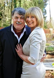 ARD STURM DER LIEBE FOLGE 1318, am Donnerstag um 15:10 Uhr im ERSTEN. Liebe am Set: Mona Seefried und Peter Funck lernten sich 1992 am "Marienhof"-Set kennen und lieben. 19 Jahre später steht das Ehepaar für "Sturm der Liebe" wieder gemeinsam vor der Kamera. In den Folgen 1318 bis 1320 spielt Peter Funck in einer Gastrolle den Verleger Dr. Diehmel, Mona Seefried gehört seit der ersten Folge "Sturm der Liebe" als Charlotte Saalfeld zum Hauptcast der Erfolgsdaily.