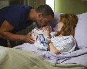 Während die Ärzte nach dem Vorfall mit Alex um Andrews Gesundheit kämpfen, sind April (Sarah Drew, r.) und Jackson (Jesse Williams, l.) überglücklich über ihre Tochter ...