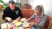 Tauschmutter Lena mit Mirko beim Frühstück