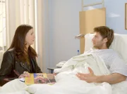 Die Transplantation von Maiks (Igor Jeftic) Fingern war nicht erfolgreich. Brigitte Mohn (Patrizia Moresco) wird klar, dass sie sich längst in Maik verliebt hat, doch er lehnt ihre Gefühle plötzlich schroff ab. Er will keine "Almosen" und stößt Brigitte von sich.
