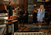 Connor McAllister (Dougie Baldwin, l.); Mandy McAllister (Emily Osment, r.)