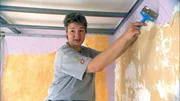 Malermeisterin Betti verzweifelt an den Wänden..