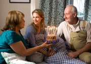 Hans (Sepp Schauer) und seine Frau Elisabeth (Petra Kelling) gratulieren ihrer Tochter Anna (Felicitas Woll, Mitte) zum Geburtstag.