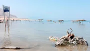 PHOENIX EXTREM!, TEIL 2, "Von höchsten Höhen bis unters Meer", am Freitag um 21:00 Uhr. Strand von Ein Gedi am Totem Meer, Israel (428m. unter dem Meeresspiegel). Im Vordergrund alte Fahrräder von Salz bedeckt.