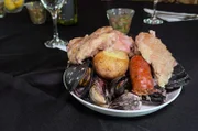 In Chile bereitet María einen traditionellen Eintopf mit einem Mix aus Fleisch und Meeresfrüchten zu.