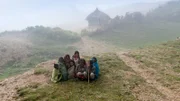 Kinder vom Stamme der Oromo am frühen Morgen in ihrem Dorf, Äthiopien.