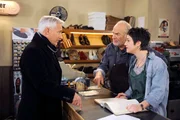 ARD ROTE ROSEN FOLGE 1479, am Dienstag um 14:10 Uhr im ERSTEN. Hannes (Claus Dieter Clausnitzer, l.) und Ariane (Alexandra Horn, r.) sind erleichtert, als Thomas (Gerry Hungbauer, l.) Hannes darüber informiert, dass sein Garten als Quelle der Ölverschmutzung ausfällt.